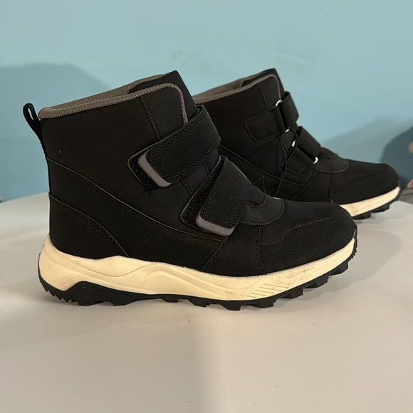 New - Boys' Arrow Hiker Winter Boots - All in Motion Jet Black 3 - Picture 2 of 7